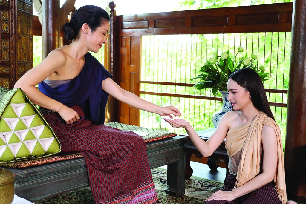 สกู๊ปบันเทิง - ‘ภูมิ’รีเทิร์นจับคู่‘แอนน่า’ เปิดปมรักข้ามภพ‘บ้านนางรำ’