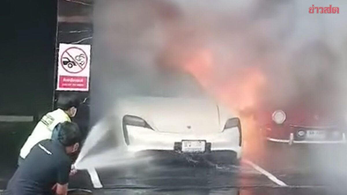 ระทึก! รถยนต์ไฟฟ้าหรู 'ปอร์เช่ ไทคานน์' ราคา 7 ล้าน เกิดไฟไหม้ จนท.ระดมฉีดน้ำสกัด