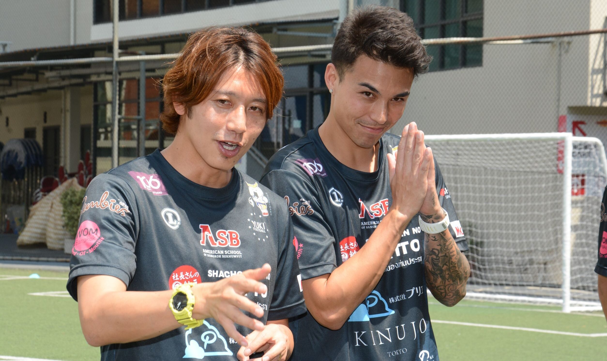 2 แข้งหล่อ ‘ชารีล ชาปุยส์ – โกชิ โอคุโบะ’ เปิดคลินิกบอล สร้างแรงบันดาลใจ ยช.12 ปี