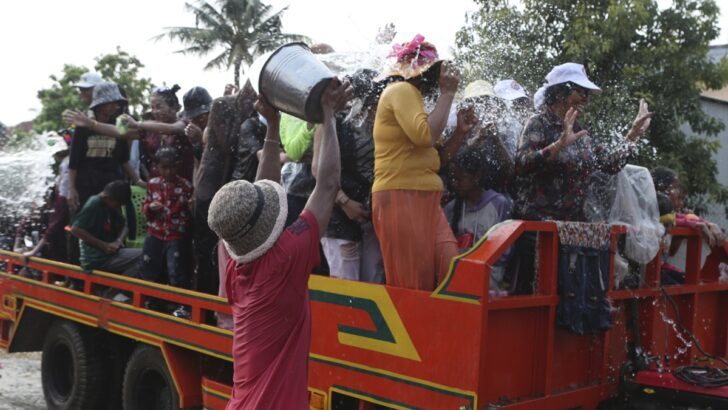 Phnom Penh bans water splashing, water guns for Khmer New Year
