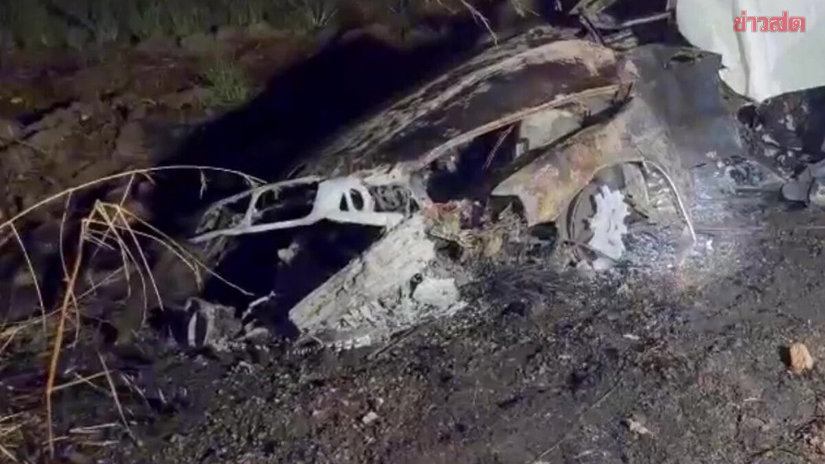 BMW เสียหลักพุ่งชนต้นไม้ ไฟลุกท่วม คลอกร่างเสียชีวิต 1 ราย