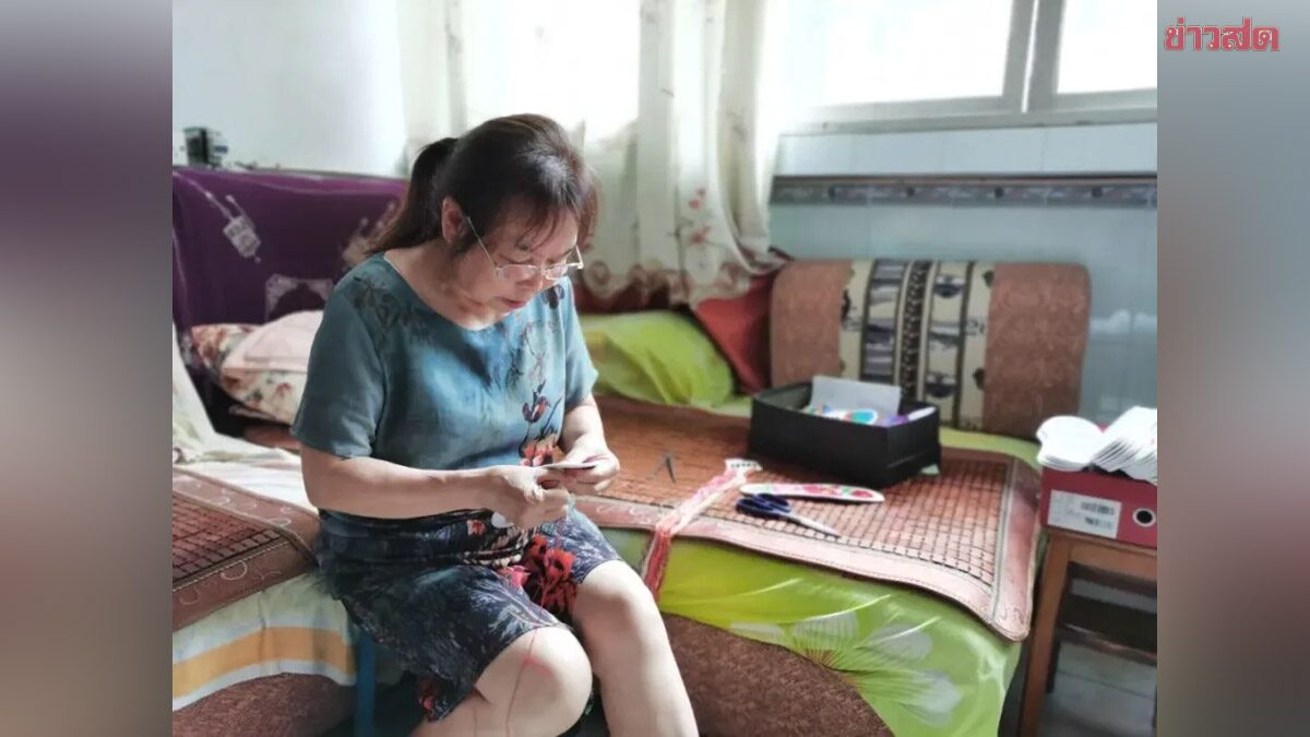 สุดซึ้ง! แม่จีนวัย 70 เย็บแผ่นรองเท้าด้วยมือ 1,000 คู่ ให้ทหารใหม่ รำลึกถึงลูกชาย