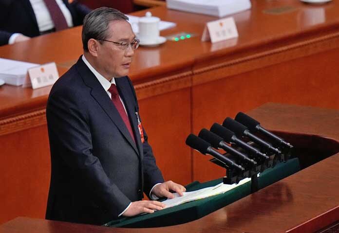 นายหลี่ เฉียง นายกรัฐมนตรีจีน กล่าวสุนทรพจน์ในพิธีเปิดการประชุมสภาประชาชนแห่งชาติ (NPC) ที่กรุงปักกิ่ง เมื่อวันพฤหัสบดีที่ 5 มีนาคม 2569