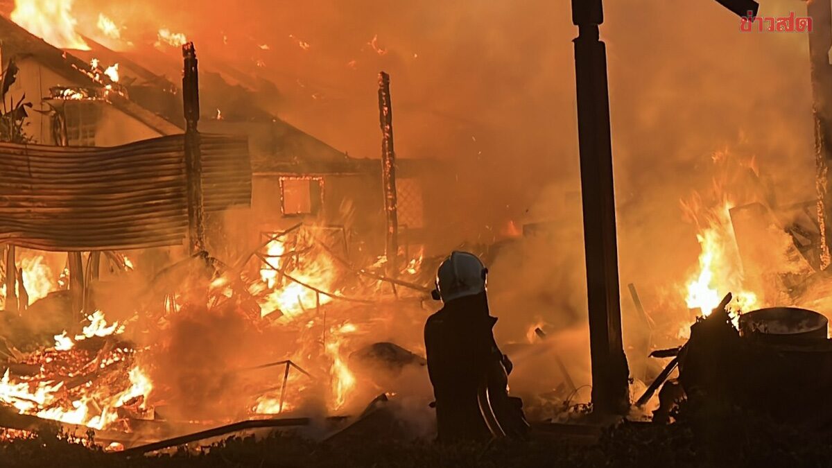 ไฟไหม้โรงงานประกอบเฟอร์นิเจอร์ เพลิงโหมลุกรุนแรง เสียหายกว่า2ล้าน