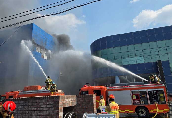 เจ้าหน้าที่ดับเพลิงพยายามดับไฟที่โรงงานผลิตชิ้นส่วนรถยนต์ในเมืองแทจอน ประเทศเกาหลีใต้ เมื่อวันที่ 20 มีนาคม 2026