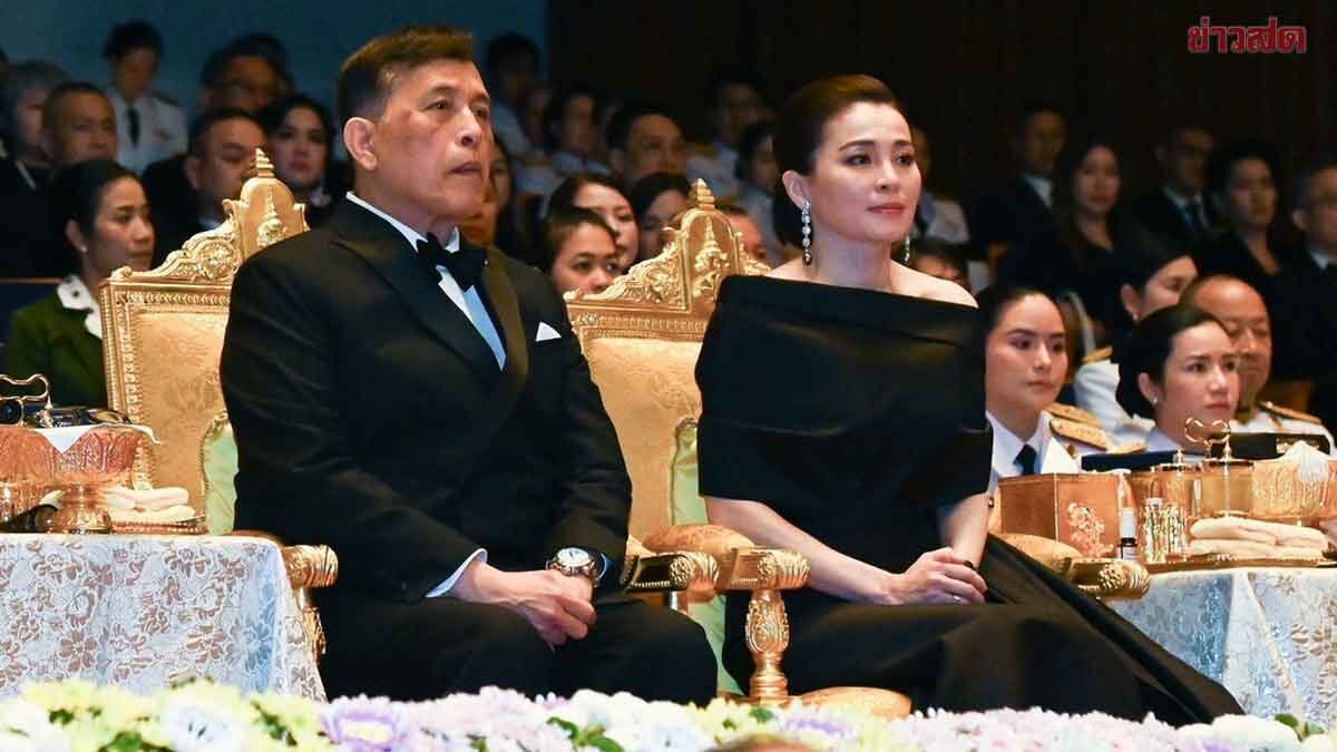 ในหลวง – พระราชินี เสด็จพระราชดำเนิน ทอดพระเนตรการแสดงคอนเสิร์ต เพลงรักชาติ