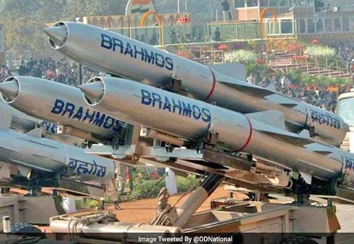อินโดนีเซียลุยซื้อ - ในปี 2023 บริษัท BrahMos ซึ่งเป็นบริษัทร่วมทุนระหว่างรัฐบาลอินเดียและรัสเซีย แจ้งกับสำนักข่าวรอยเตอร์ว่ากำลังอยู่ในขั้นตอนการเจรจาขั้นสูงกับจาการ์ตาเกี่ยวกับข้อตกลงมูลค่า 200 ล้านดอลลาร์สหรัฐถึง 350 ล้านดอลลาร์สหรัฐ นายริโกกล่าวว่าข้อตกลงดังกล่าวเป็น “ส่วนหนึ่งของการปรับปรุงยุทโธปกรณ์ทางทหารและขีดความสามารถด้านการป้องกันประเทศ โดยเฉพาะอย่างยิ่งในภาคการเดินเรือ”
