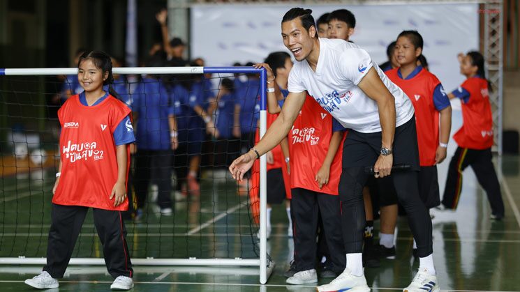 กวินทร์ ติวเข้มน้องๆ โครงการฟุตบอลปันสุขฯ ซีซัน 2 จัดโดย BEM และ กทพ.