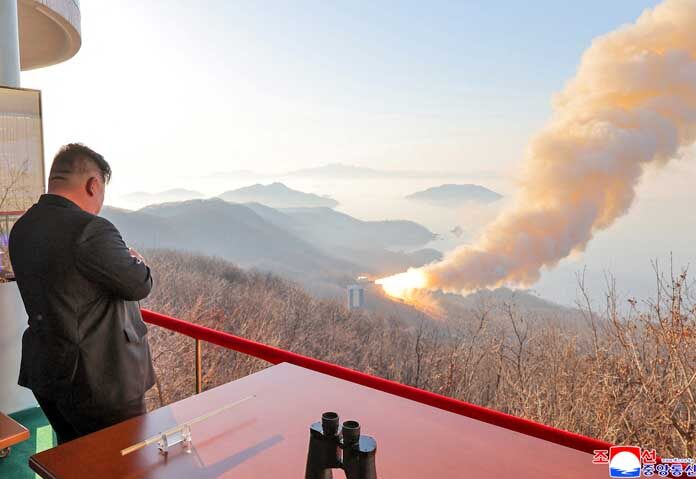 ภาพนี้เผยแพร่โดยสำนักข่าวกลางเกาหลีเหนือ (KCNA) เมื่อวันที่ 29 มีนาคม 2026 แสดงให้เห็นคิม จองอุน ผู้นำเกาหลีเหนือ กำลังสังเกตการณ์การทดสอบการปล่อยจรวดจากพื้นดินของเครื่องยนต์เชื้อเพลิงแข็งกำลังสูงที่ใช้วัสดุคอมโพสิตคาร์บอนไฟเบอร์