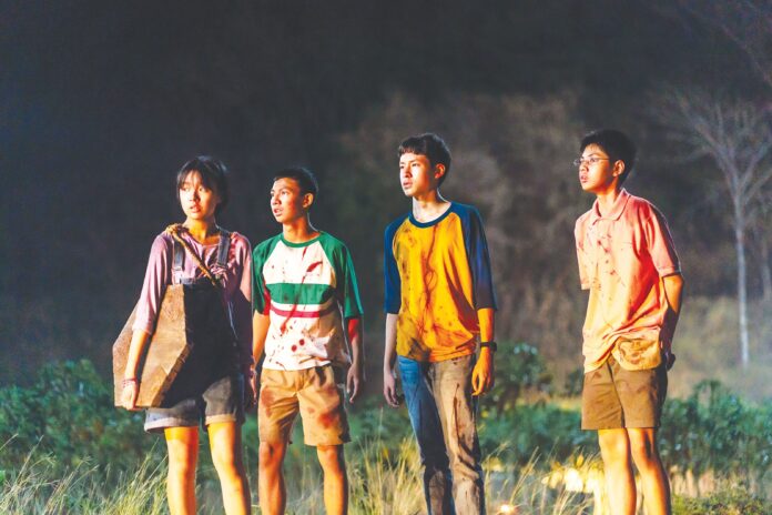 เบื้องหลังมายา