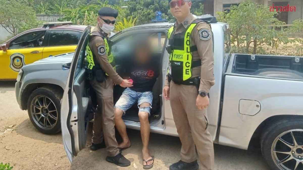 ซิ่งหนีไม่รอด หนุ่มเสพยาบ้าขับกระบะโหลดเตี้ย สุดท้ายรถติดลูกระนาดไปต่อไม่ได้