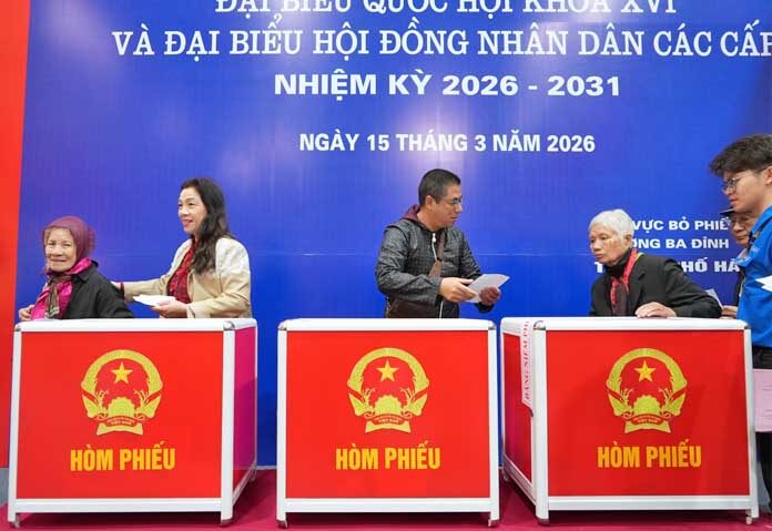 ผู้มีสิทธิเลือกตั้งลงคะแนนเสียงเพื่อเลือกผู้แทนในรัฐสภาและสภาประชาชนในกรุงฮานอย ประเทศเวียดนาม เมื่อวันอาทิตย์ที่ 15 มีนาคม 2569