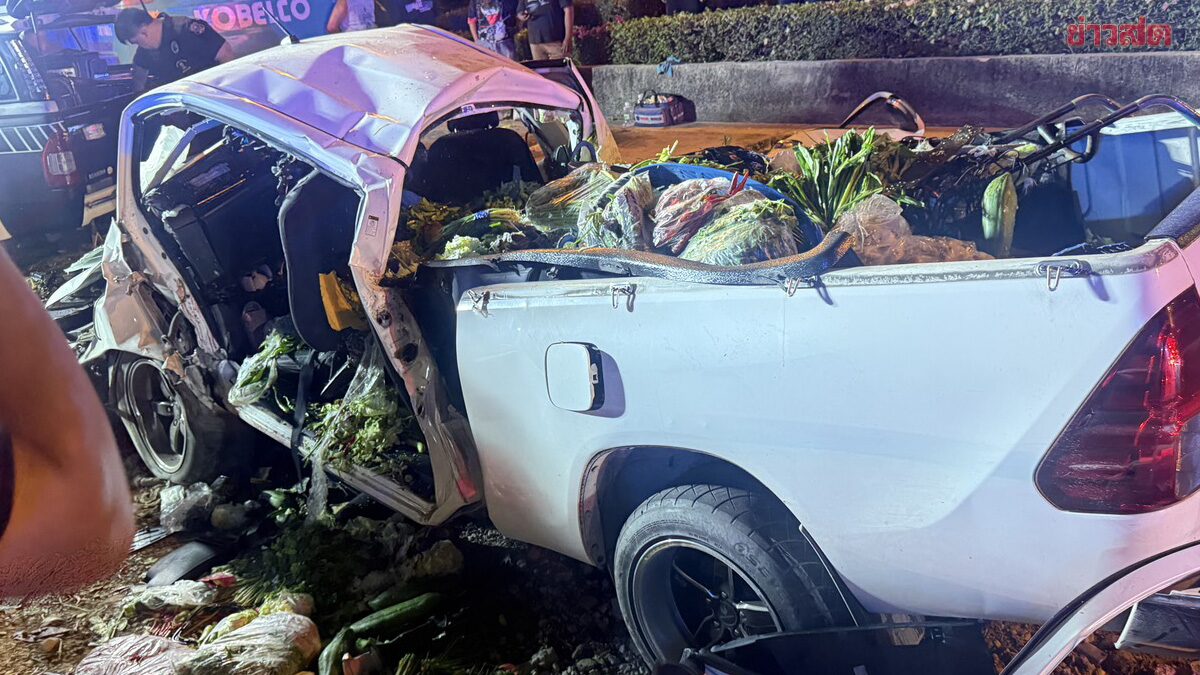 พ่อแม่ลูก ขับกระบะไปขายผักที่ตลาด ตกถนนซ่อมสร้าง เสียชีวิตยกครัว