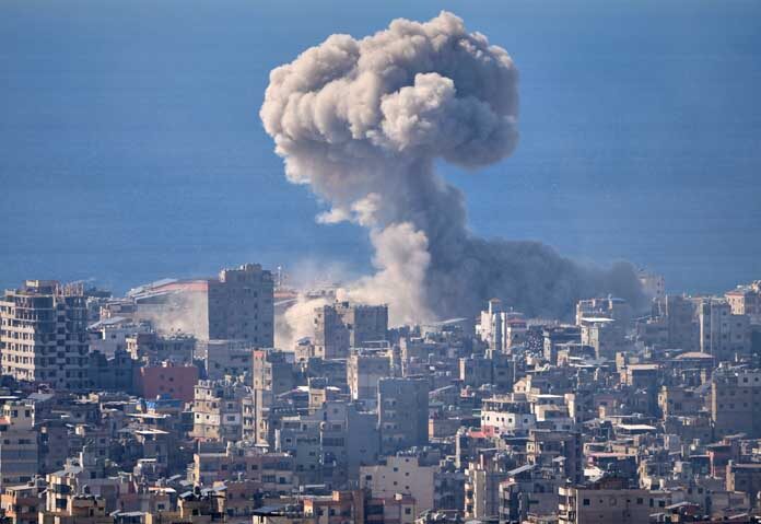 UNSC ประชุมฉุกเฉิน - ภาพถ่ายจากแฟ้มภาพ - ควันลอยขึ้นจากปฏิบัติการโจมตีทางอากาศของอิสราเอลในดะฮิเยห์ ชานเมืองทางใต้ของเบรุต เมื่อวันที่ 9 มีนาคม 2026