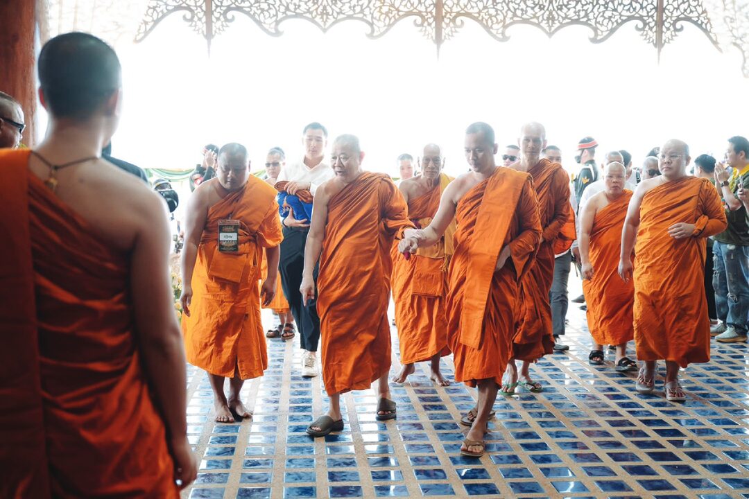 สดจากหน้าพระ