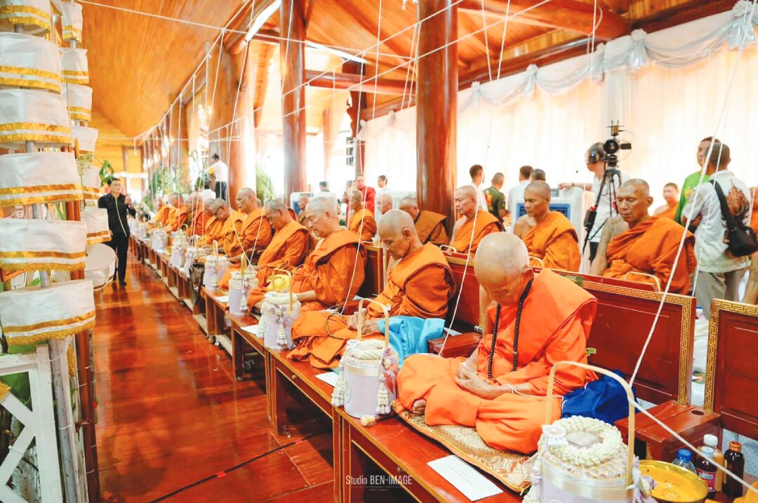 สดจากหน้าพระ