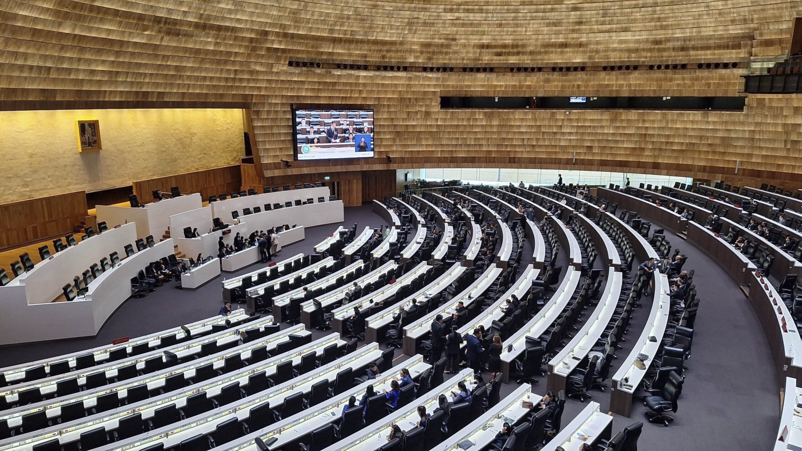 ทิ้งหมัดเข้ามุม – ประเทศวิกฤต  สภาต้องสร้างสรรค์