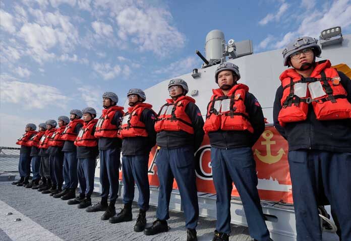 ภาพถ่ายจากแฟ้มภาพ - ลูกเรือของกองทัพเรือไต้หวันเตรียมพร้อมบนเรือลาดตระเวน Tuo Chiang ที่ผลิตในประเทศไต้หวัน ระหว่างการฝึกซ้อมโจมตีจำลอง นอกชายฝั่งเมืองเกาสง ทางตอนใต้ของไต้หวัน เมื่อวันที่ 9 มกราคม 2025
