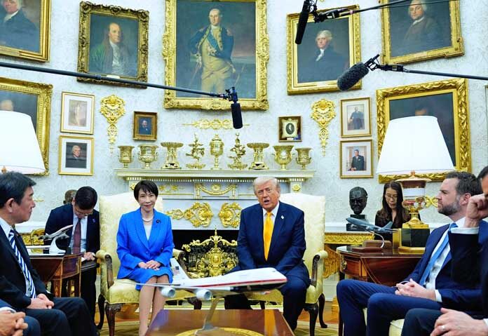 ประธานาธิบดีโดนัลด์ ทรัมป์ กล่าวสุนทรพจน์ระหว่างการประชุมกับนายกรัฐมนตรีซานาเอะ ทาคาอิจิ แห่งญี่ปุ่น ในห้องทำงานรูปไข่ของทำเนียบขาว เมื่อวันพฤหัสบดีที่ 19 มีนาคม 2026 ในกรุงวอชิงตัน