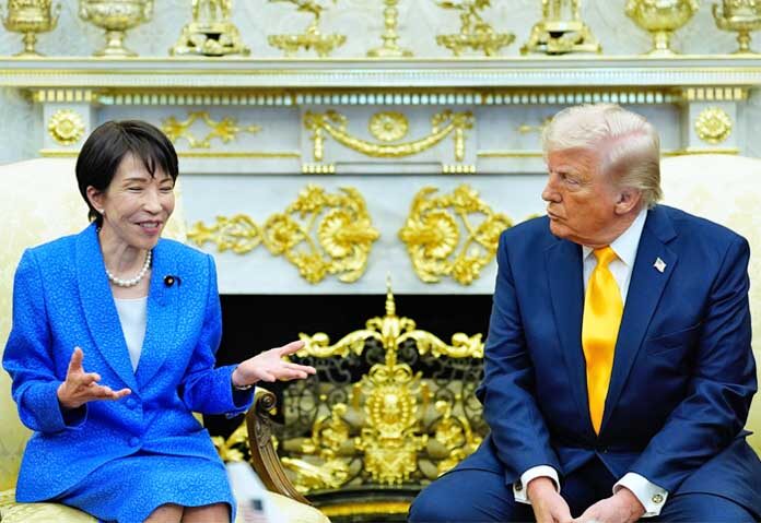 ประธานาธิบดีโดนัลด์ ทรัมป์ สนทนากับนายกรัฐมนตรีซานาเอะ ทาคาอิจิ แห่งญี่ปุ่น ในห้องทำงานรูปไข่ของทำเนียบขาว เมื่อวันพฤหัสบดีที่ 19 มีนาคม 2026 ในกรุงวอชิงตัน