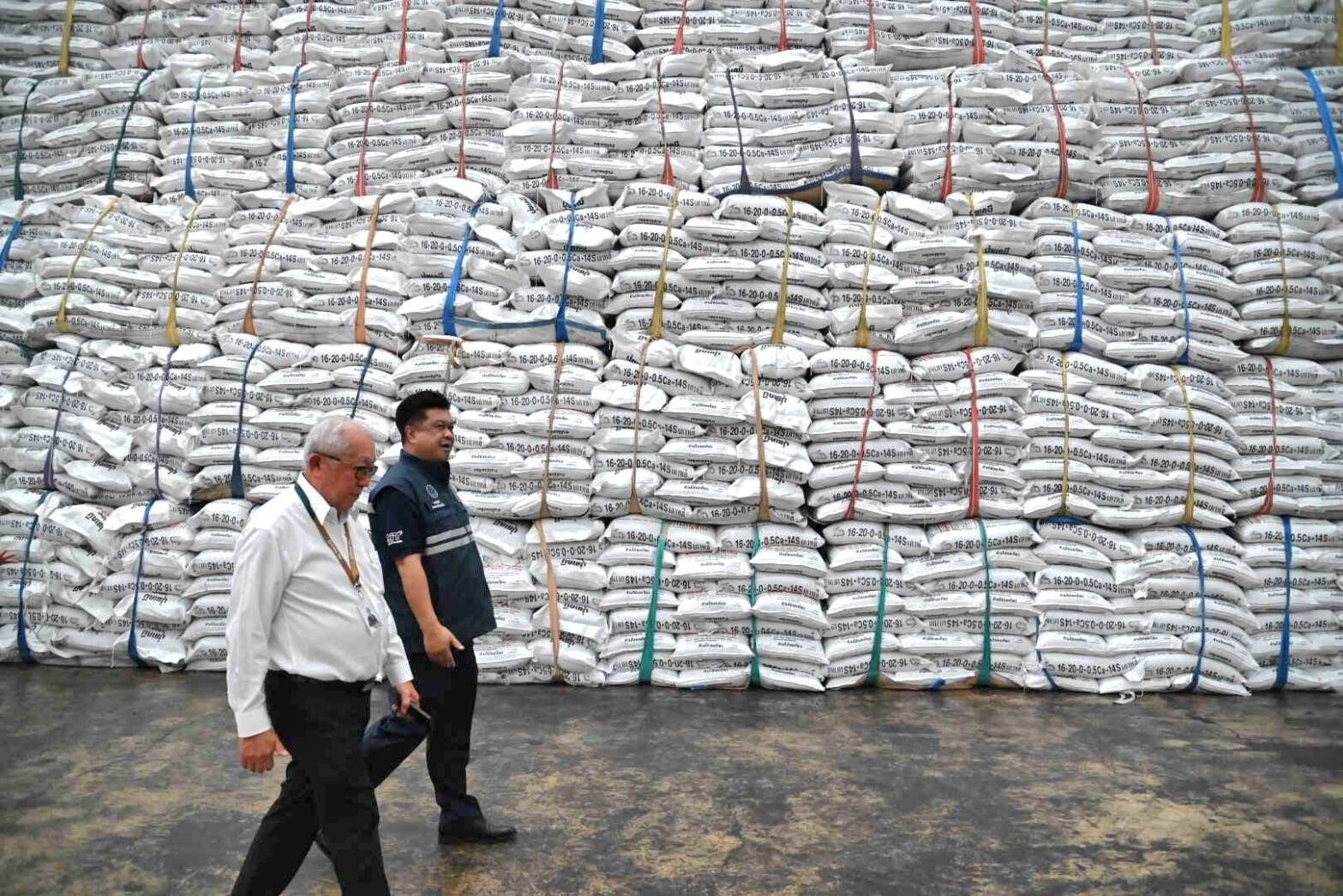 ยันสต็อคปุ๋ยมีเพียงพอ ไม่ต้องกักตุน ย้ำผู้ค้าห้ามฉวยโอกาสขึ้นราคา