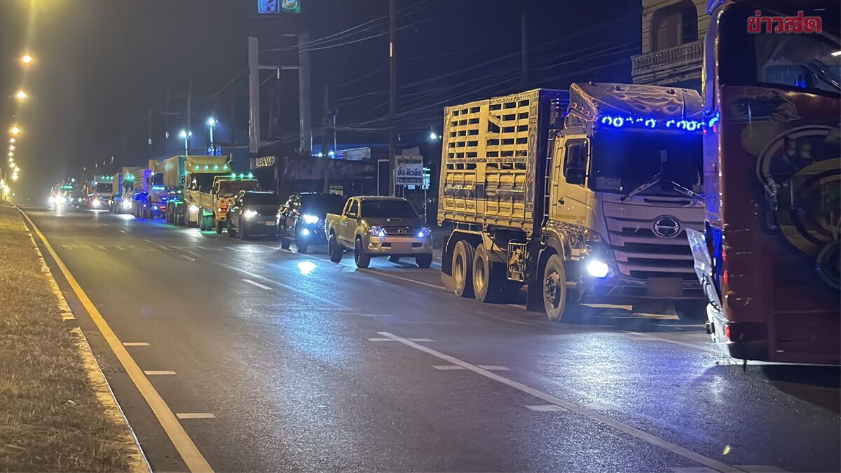 ไม่ต้องหลับต้องนอน ผู้ใช้รถแห่จอดรถรอคิวเติมน้ำมัน ยาวกว่า 1 กิโล