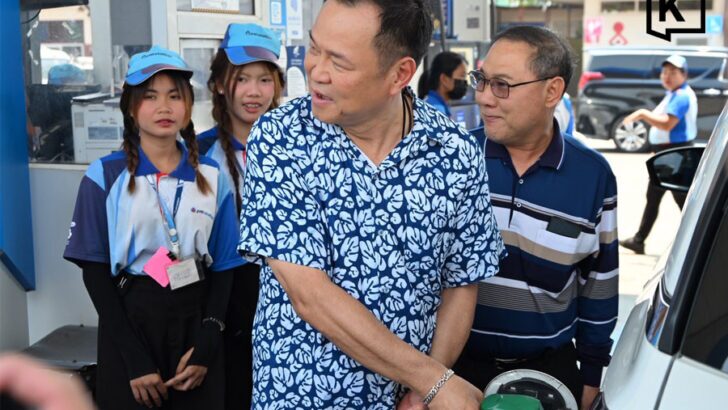Anutin makes surprise fuel station visit in Nakhon Phanom ahead of Songkran