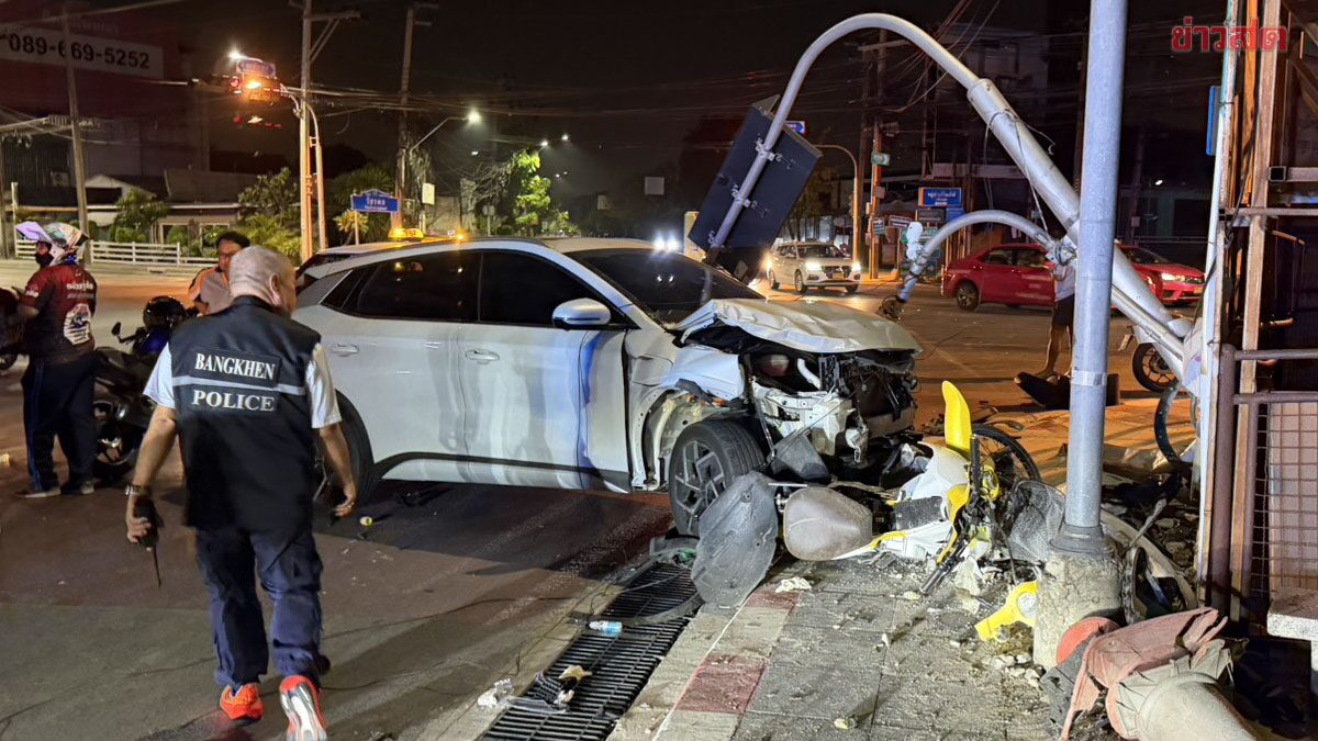 “ผมขอโทษ ผมหลับใน” หนุ่มขับรถยนต์ไฟฟ้า ไม่เบรกพุ่งเสยท้ายรถจยย.จอดติดไฟแดง สาวคนซ้อนเสียชีวิต
