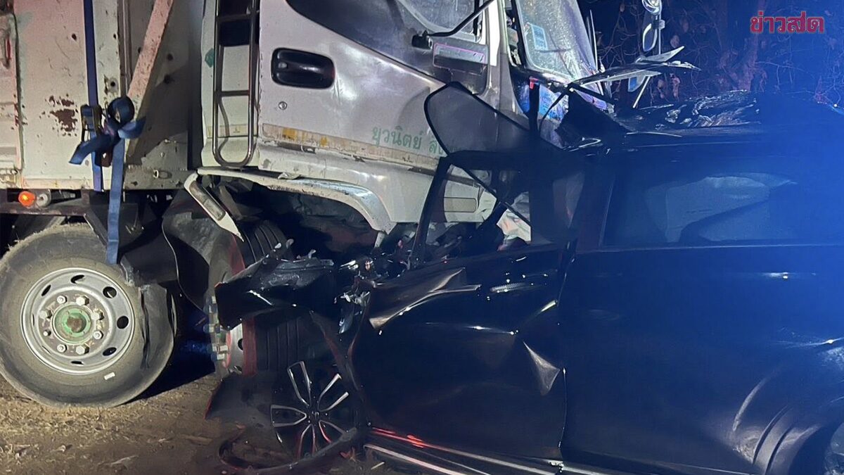 สาวขับเก๋ง กินเลน พุ่งชน รถบรรทุกอ้อย เต็มๆ รถพังยับเสียชีวิต 