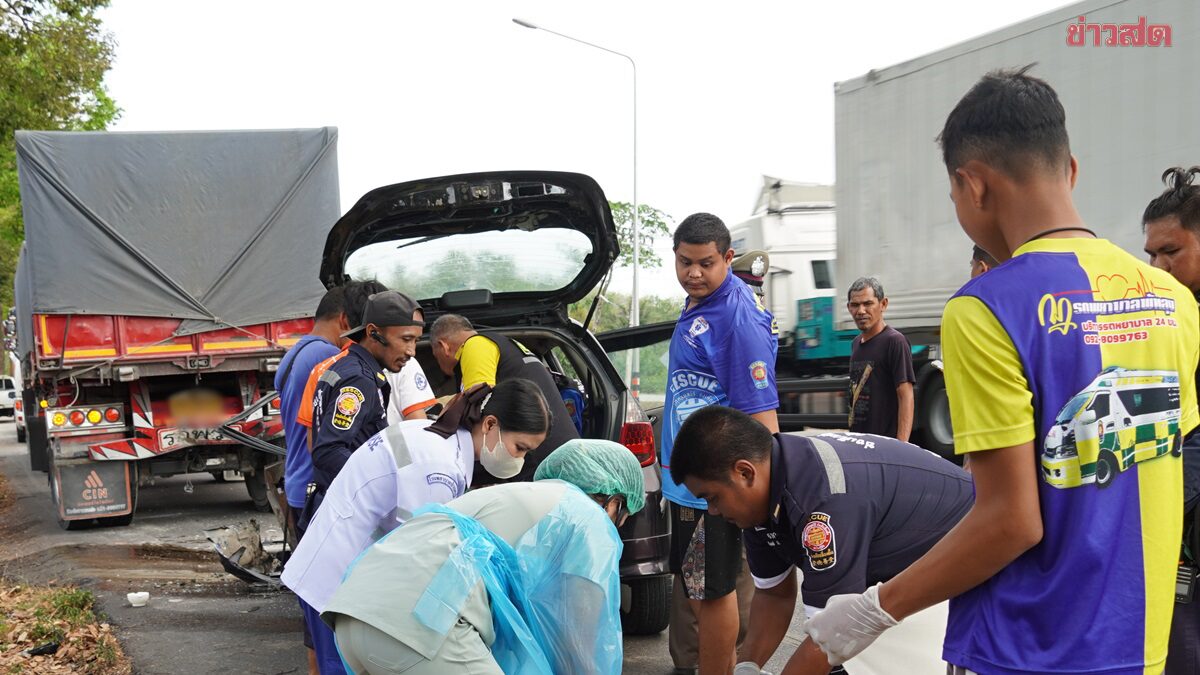 เสียชีวิตคาซากเก๋ง หนุ่มขับพุ่งชนอัดท้ายรถบรรทุกพ่วงขนหินจอดพักริมถนนโครมสนั่น