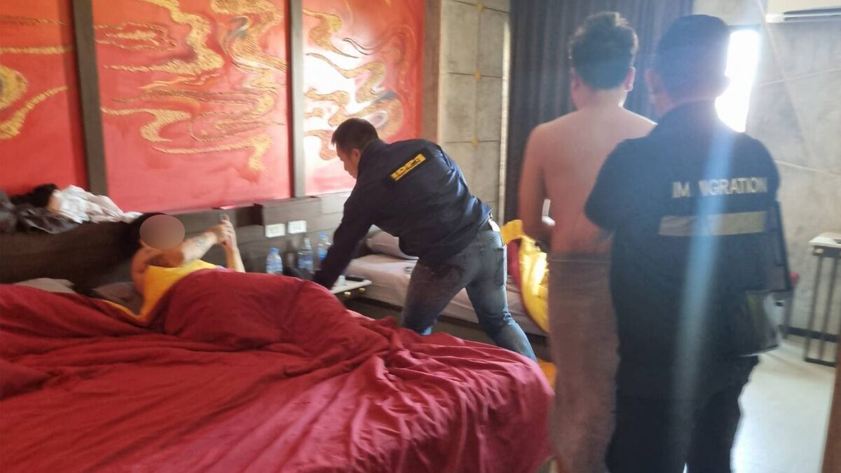 ตร.บุกจับ 14 จีนแก๊งคอล หนีจากเขมร มาซ่อนตัวที่นนทบุรี ยึดซิม-มือถือได้เพียบ