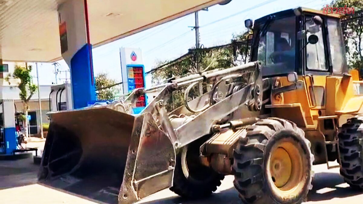 .ปากช่องน้ำมันเริ่มขาดแคลน จำกัดการซื้อใส่แกลลอน 8000 ลิตรหมดใน 3 ชั่วโมง.