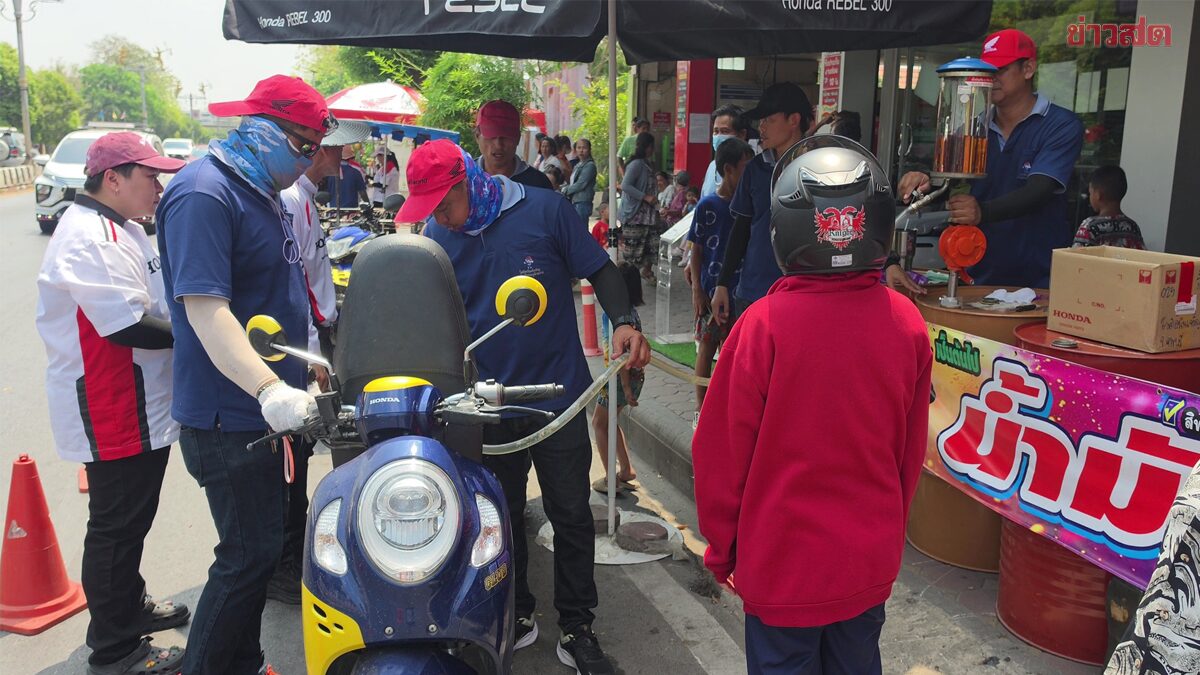 แห่ต่อคิวเติมน้ำมันลิตรละ 1 บาท ร้านขายมอเตอร์ไซค์จัดโปรให้ผู้ใช้ จยย.เมืองลพบุรี