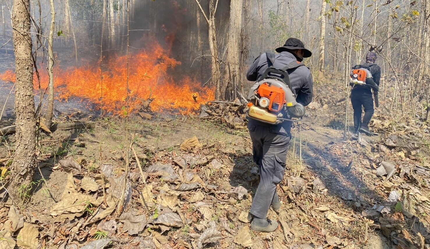เมืองสามหมอก ไฟป่าพุ่งเกือบร้อยจุด จนท.เร่งดับ เจออุปสรรค เขาสูงชัน-ลำห้วยลึก หวั่นกับระเบิด