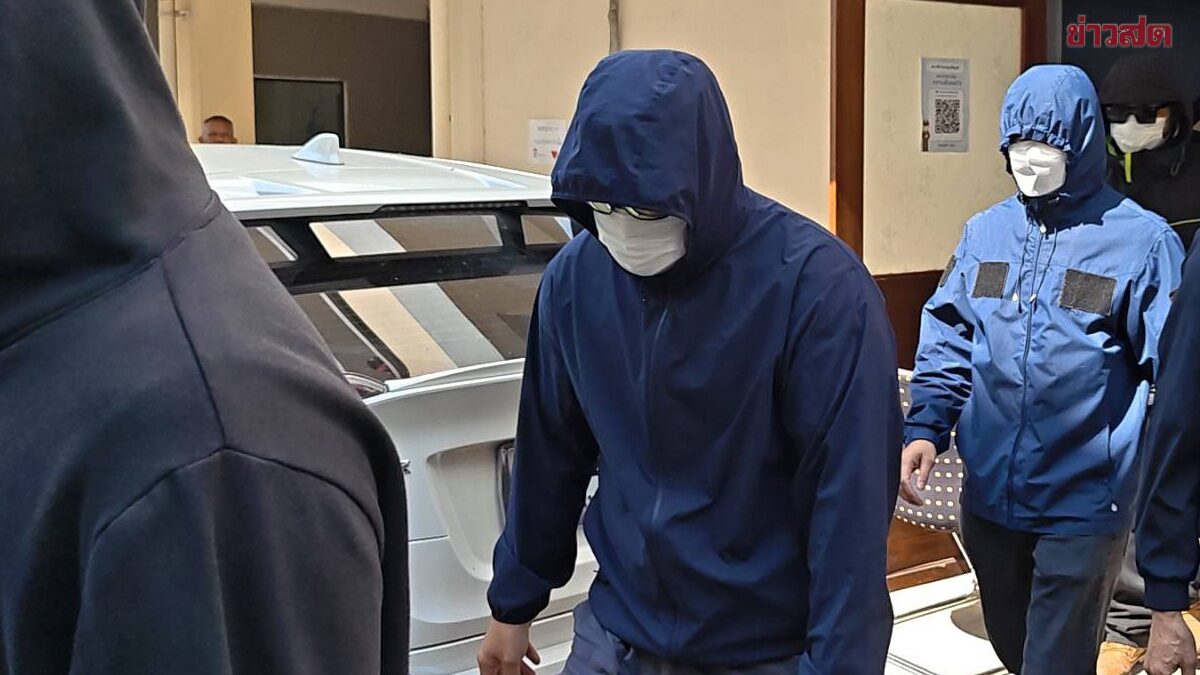 นำ 8 ตำรวจปทุมฯ อุ้มสามี-ภรรยา รีดทอง 2 บาท ส่งศาล พร้อมแจ้งข้อหาหนัก