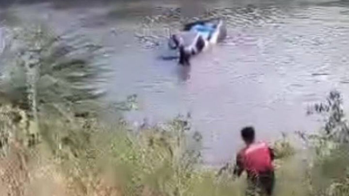 นาทีระทึก พลเมืองดีโดดช่วยกระบะตกน้ำ ยื้อไม่ไหวจมต่อหน้า สาวคนขับเสียชีวิตคารถ