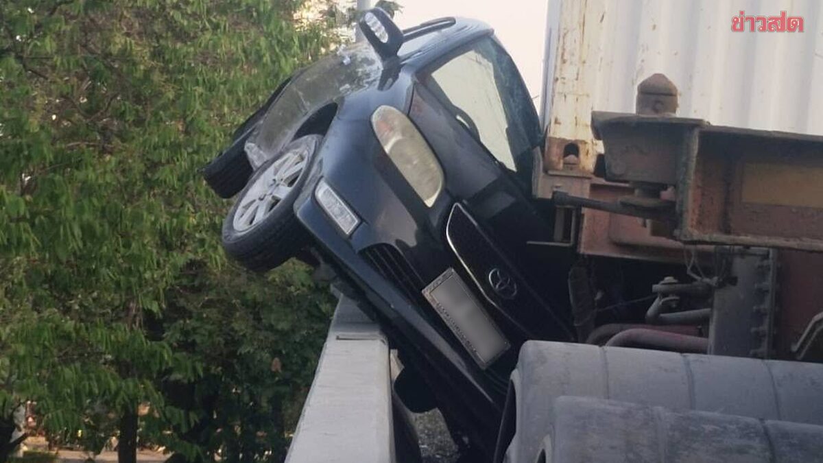 หลีกเลี่ยงพระราม 3 รถพ่วงเฉี่ยวเก๋ง เบียดจนเกือบตกถนน ค้างแบริเออร์