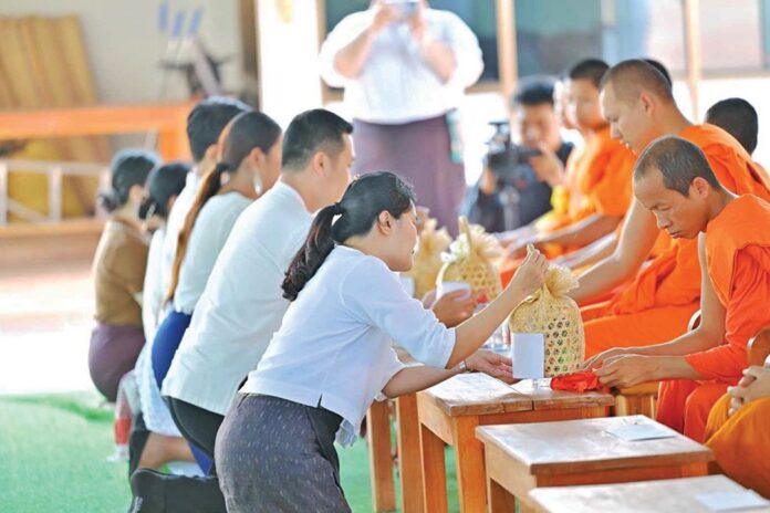 สดจากหน้าพระ - สักการะบรมสารีริกธาตุ2แผ่นดิน มาฆบูชาอาเซียนถิ่นไทย-ลาว