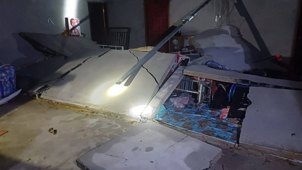 พายุพัดบ้านพังยับ แรงลมซัดกำแพงถล่มทับเฒ่าวัย 78 ป่วยมะเร็งติดเตียงเสียชีวิตสลด