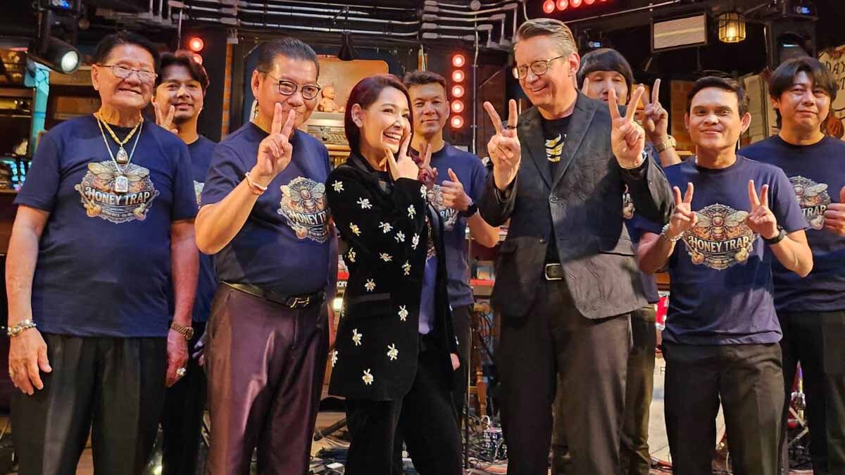 คอนเสิร์ต พลอยพรหม นำ Honey Trap ปะทะวง Siamese cats ของ กร ทัพพะรังสี