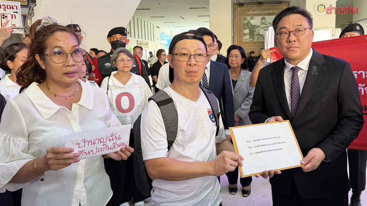 ‘จุลพันธ์’ เข้ากระทรวงแรงงานวันแรก เจอม็อบ ม.39 เชียร์ ‘เพื่อไทยทำได้’ พร้อมค้านสูตร CARE