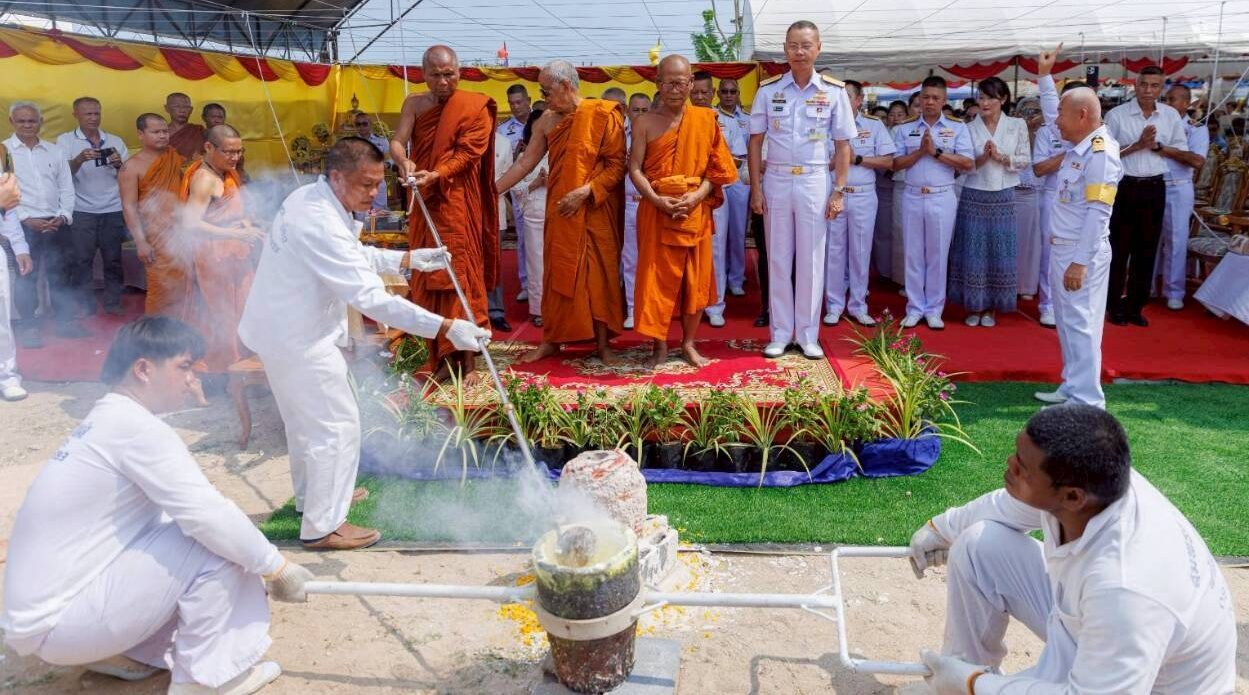ศรัทธาล้น! พุทธศาสนิกชนแห่ร่วมหล่อ ‘พระปางลีลา’ สูง 6 เมตร