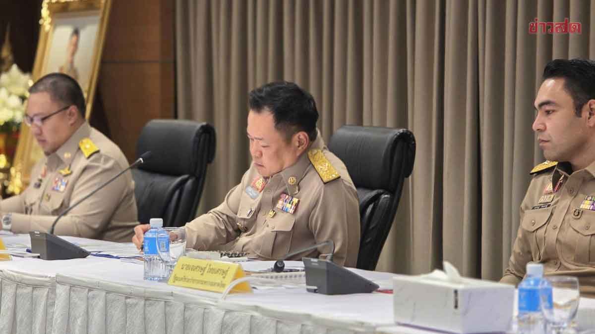 อนุทิน ปิดห้อง มอบนโยบายบิ๊กมท. อ้างขอความสงบ ย้ำใช้มหาดไทยช่วยแก้วิกฤต