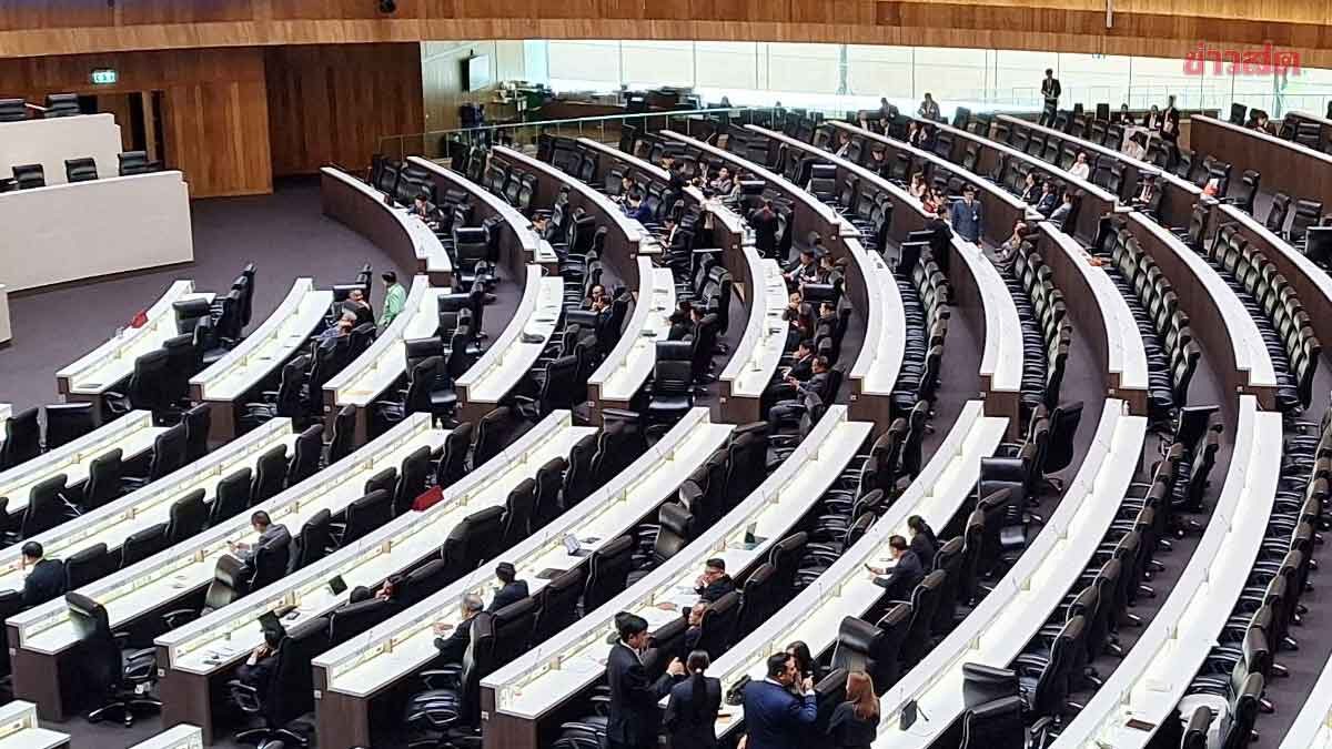 สภาวุ่นแต่เช้า! รัฐบาล-ฝ่ายค้าน ประลองกำลัง ปมเลื่อนญัตติ จนต้องสั่งพักประชุม