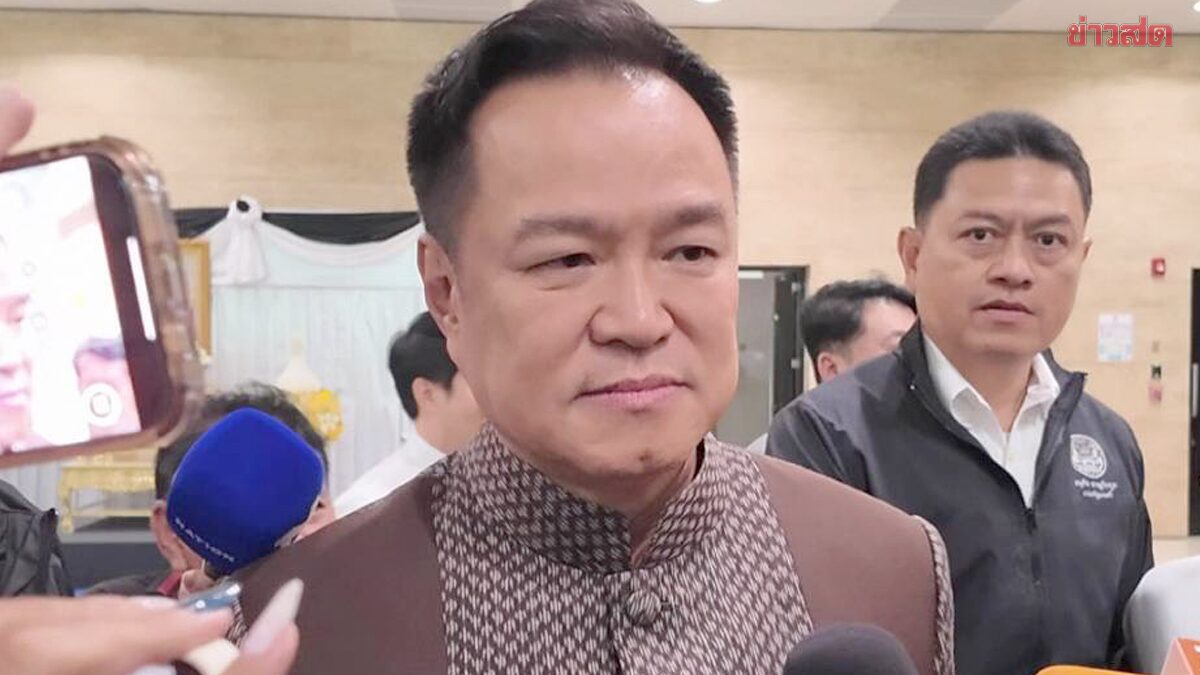 อนุทิน เข้าสภาฯ เจอ เท้ง แวะทักทาย-พูดคุยกันปกติ ก่อนเข้าทำเนียบฯ ยังสวมบทเงียบยิ้มให้สื่อ