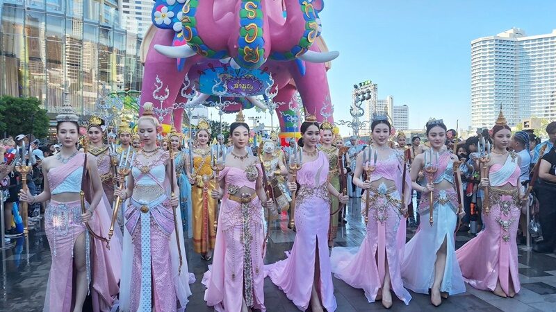 ‘4EVE’ แปลงโฉมเป็น นางสงกรานต์  นามว่า รากษสเทวี นำขบวนแห่นางสงกรานต์สุดอลังการ