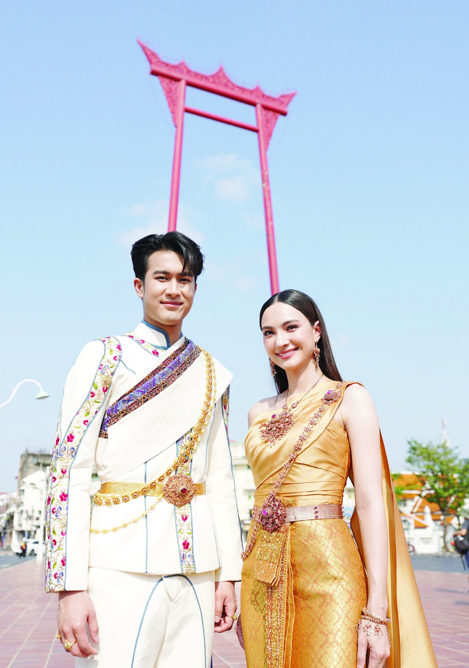 สกู๊ปบันเทิง - ‘ยูโร-ภูมิ-แอนน่า’สาดเสน่ห์ไทย ‘แต่งไทย เที่ยวได้ทุกที่’รับสงกรานต์