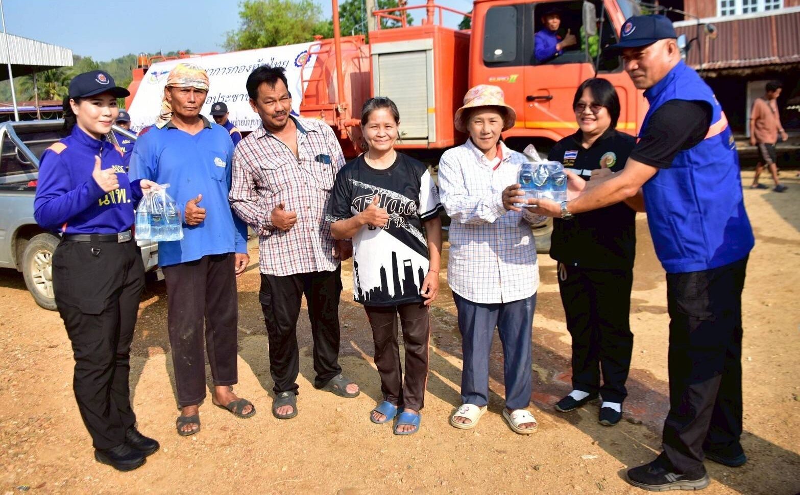 นพค.15 เร่งช่วยประชาชนประสบภัยแล้ง ห้วยคต สนับสนุนน้ำอุปโภคบริโภค 35 ครัวเรือน