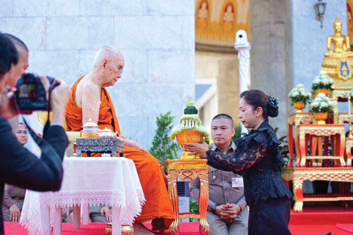 สดจากหน้าพระ