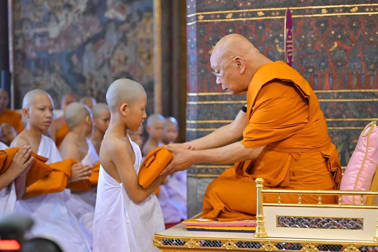 สดจากหน้าพระ - อุปสมบท-บรรพชาภาคฤดูร้อน ถวายพระพันปีหลวง-พระเทพฯ